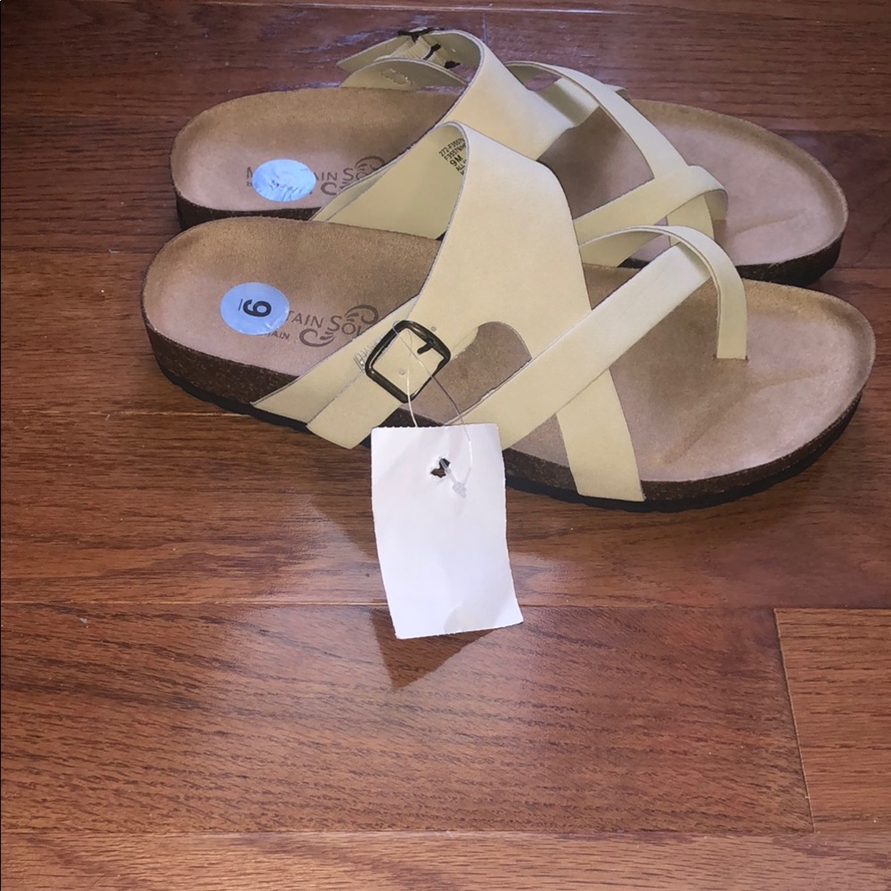 NWT Mountain Sole by White Mountain Size 9 Tan Sandals
